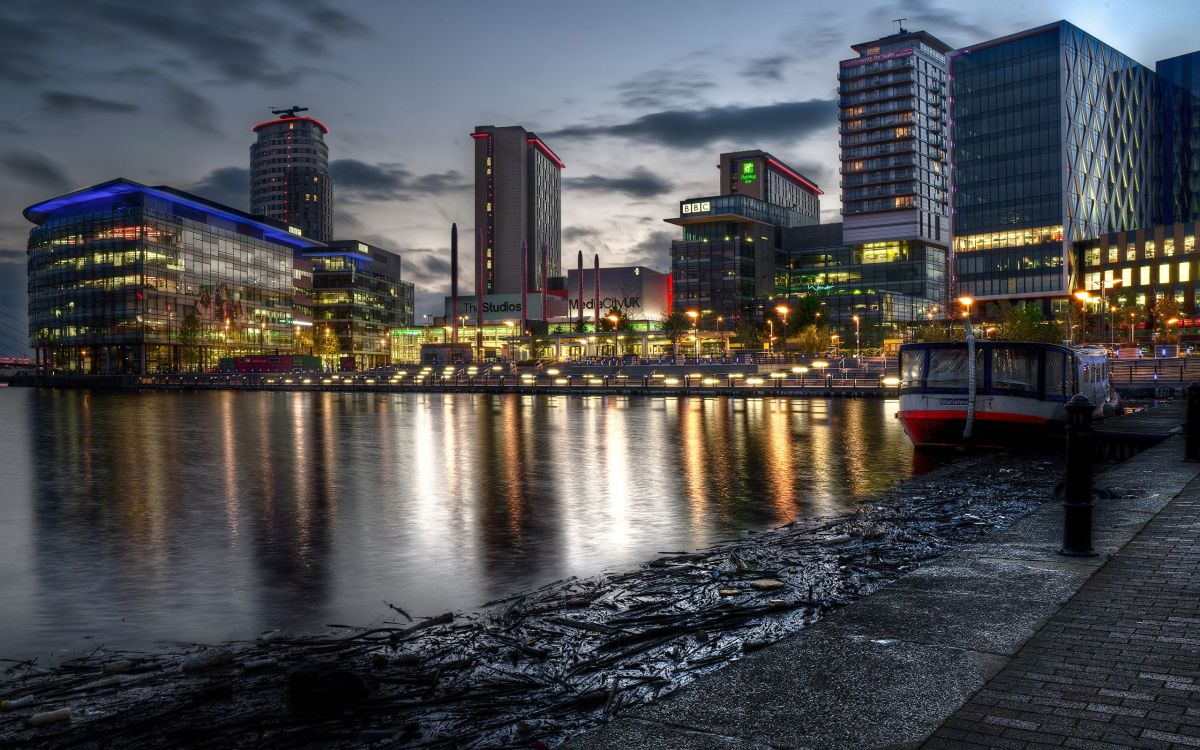 Horizon de la Ville à Travers le Plan D'eau Pendant la Nuit. Wallpaper in 2560x1600 Resolution