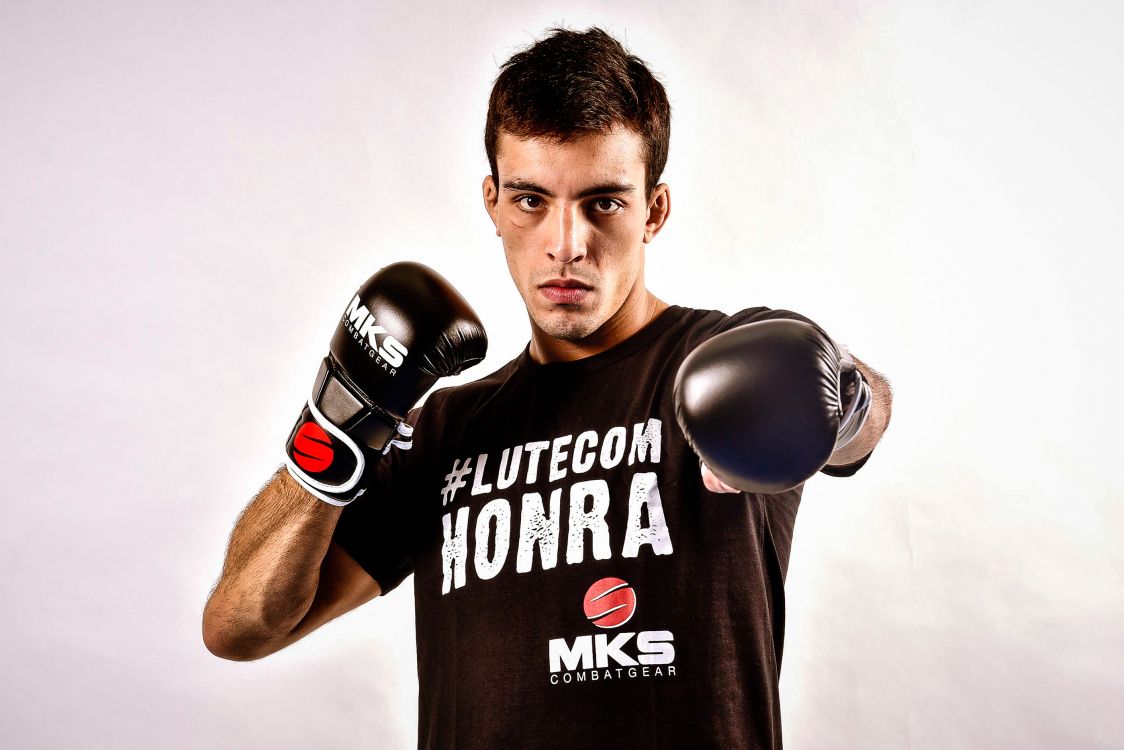 man in black and white crew neck t-shirt wearing black boxing gloves