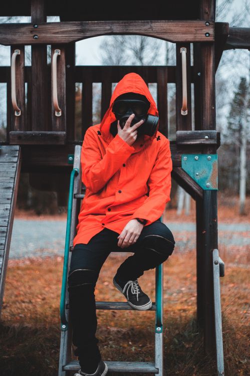 Femme en Sweat à Capuche Orange et Pantalon Noir Assis Sur Une Clôture en Bois Marron. Wallpaper in 3396x5094 Resolution