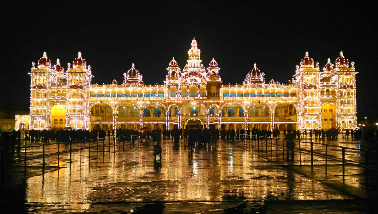 Edificio de Hormigón Blanco Durante la Noche. Wallpaper in 2560x1446 Resolution