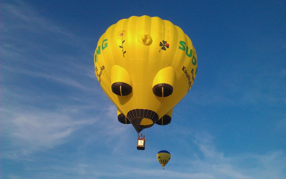 yellow and blue hot air balloon