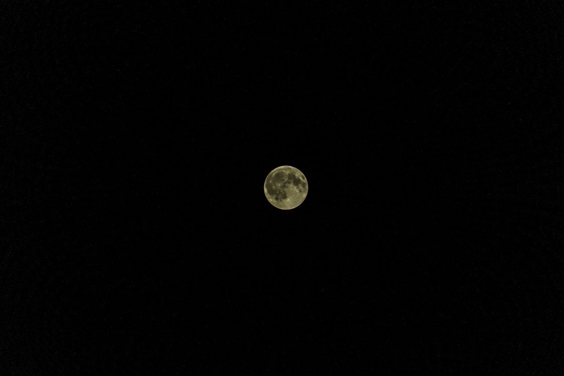Pleine Lune Dans le Ciel Nocturne. Wallpaper in 6000x4000 Resolution