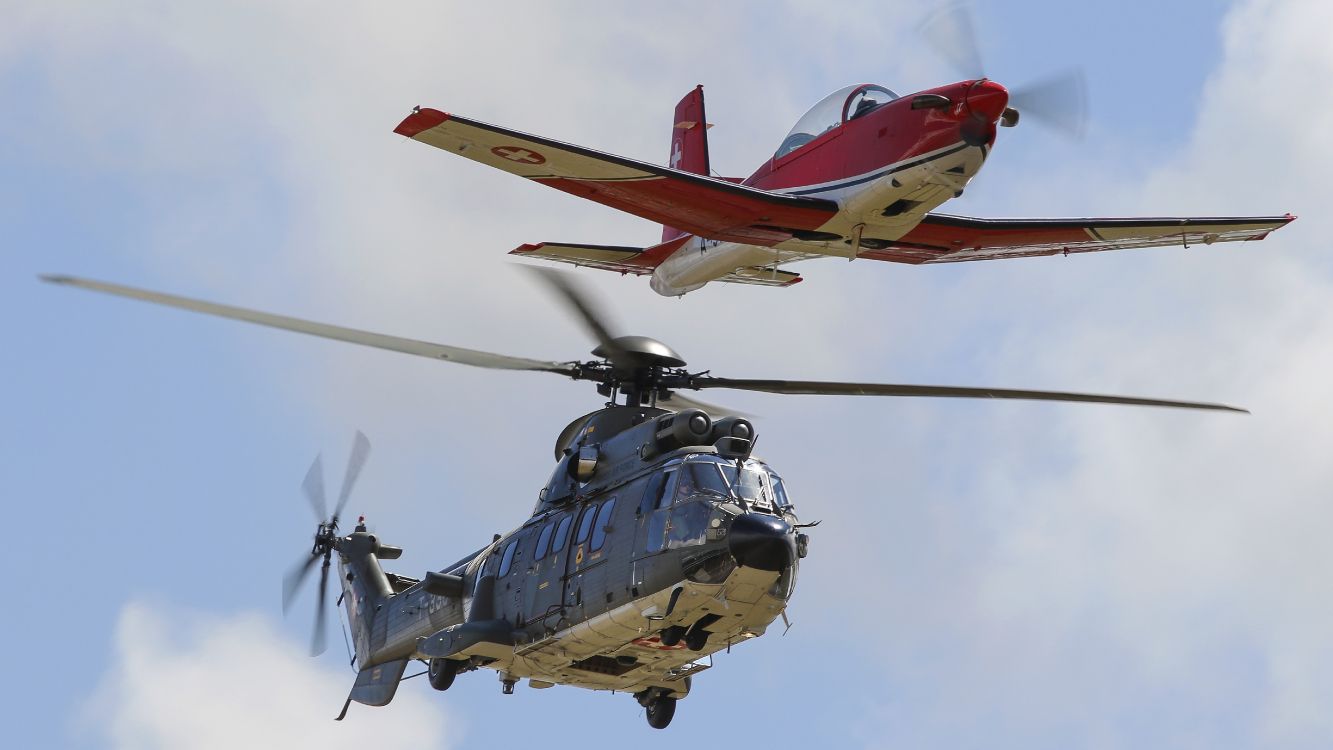 Avion Rouge et Blanc Dans le Ciel. Wallpaper in 5120x2880 Resolution