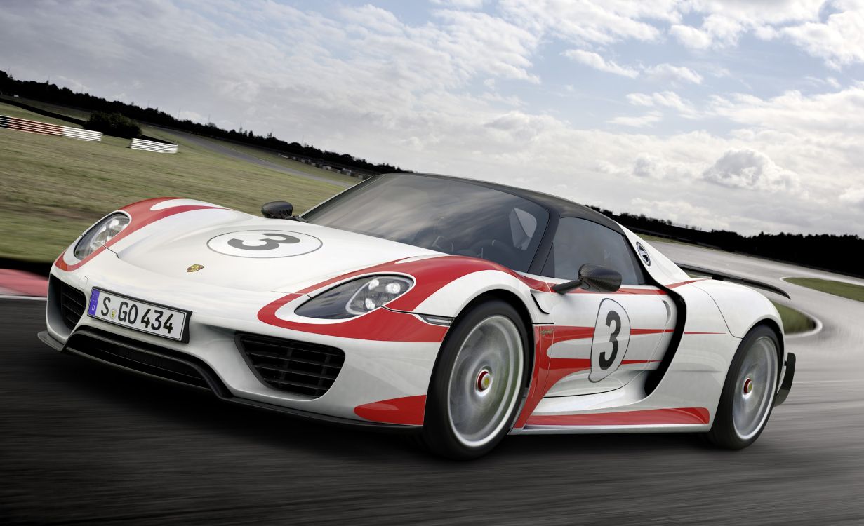 Weiß-rotes Bmw m 3 Coupe Tagsüber Unterwegs. Wallpaper in 3384x2061 Resolution