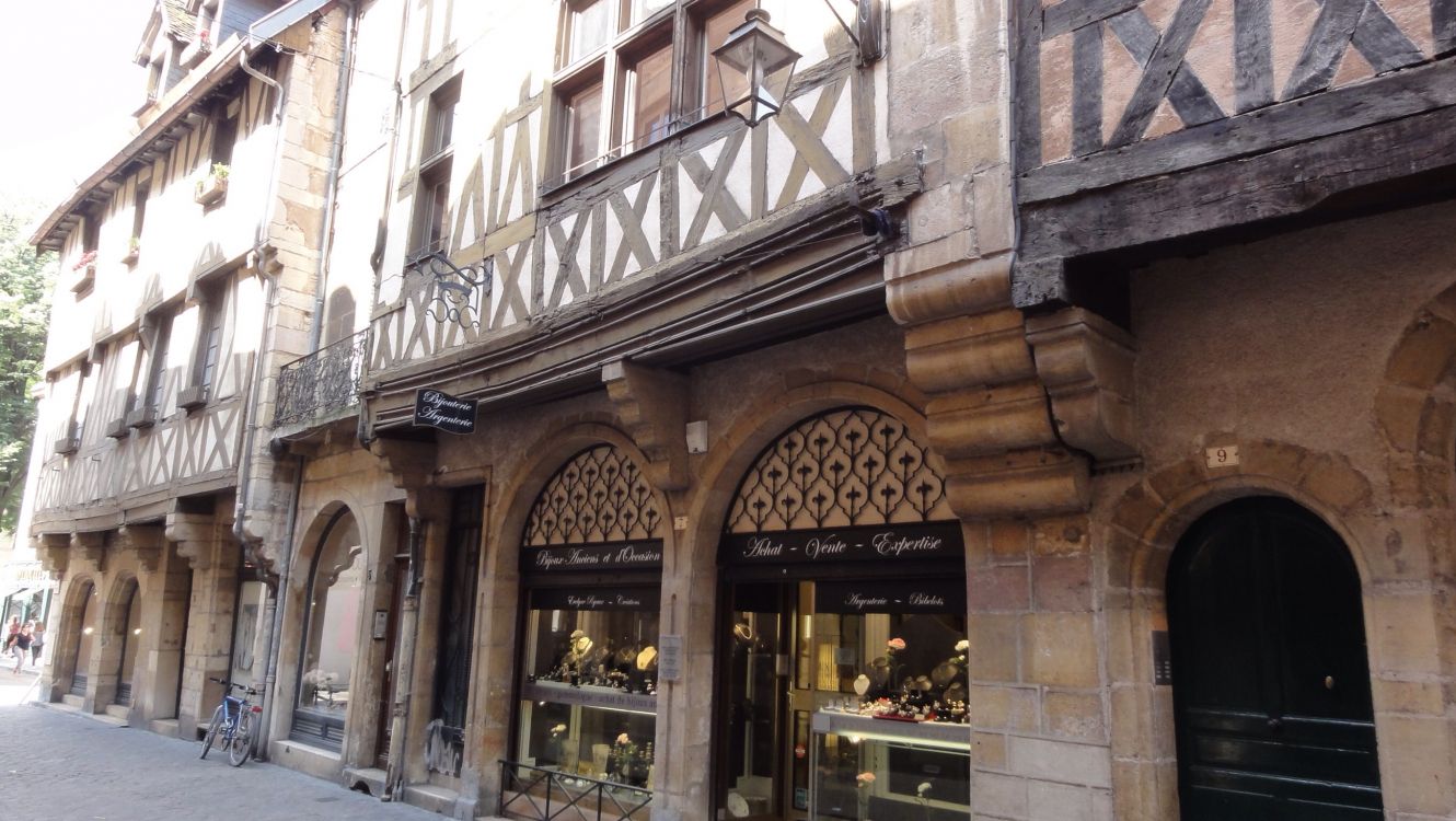 Tagsüber Braunes Und Weißes Betongebäude. Wallpaper in 2724x1536 Resolution