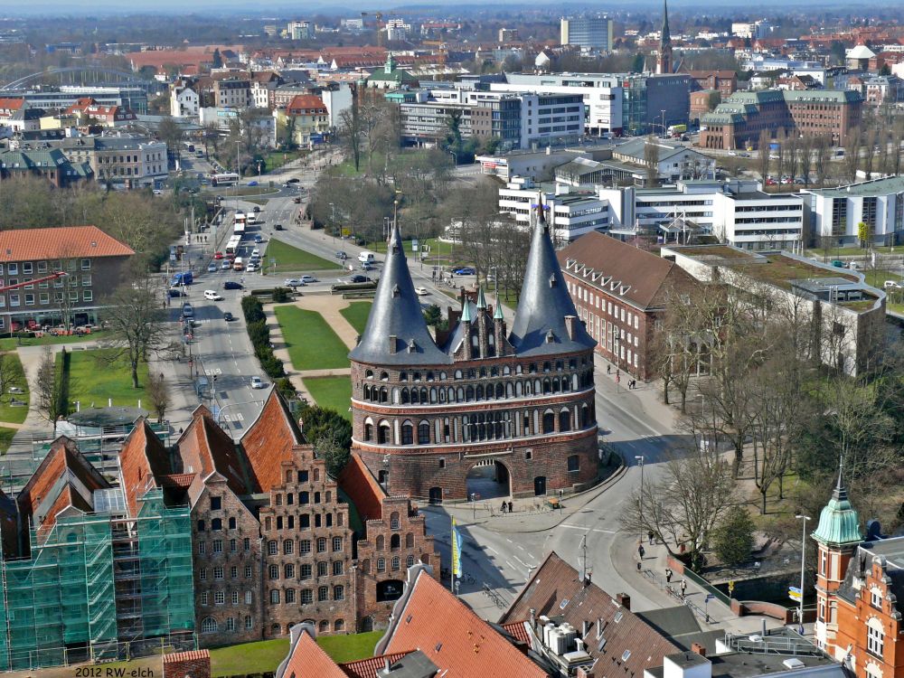 Aerial View of Brown and White Concrete Building During Daytime. Wallpaper in 2620x1965 Resolution