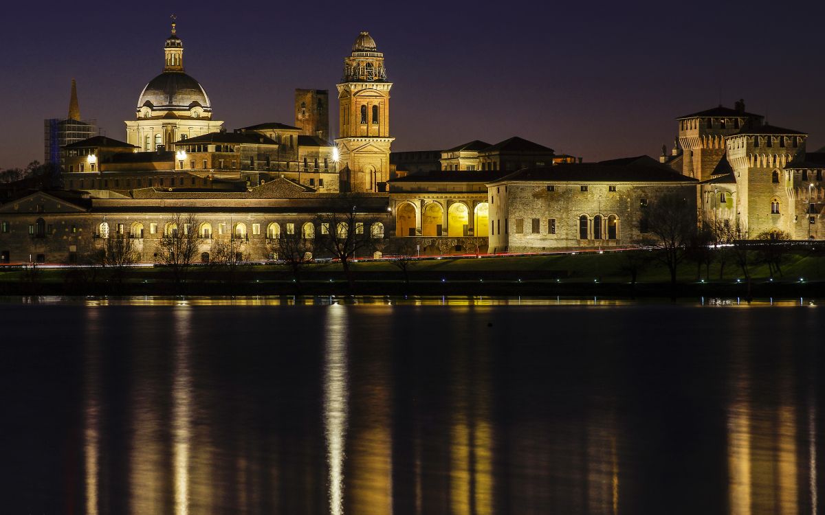 Bâtiment en Béton Blanc Près D'un Plan D'eau Pendant la Nuit. Wallpaper in 2880x1800 Resolution