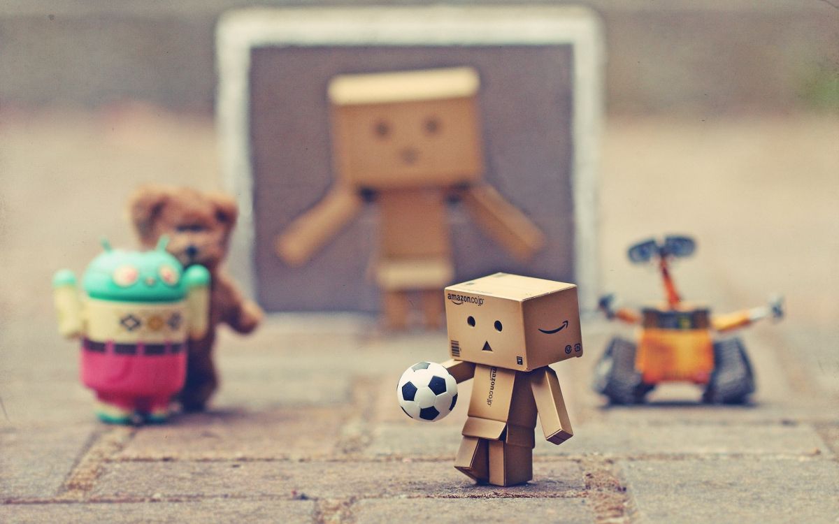 Robot en Carton Marron Tenant un Ballon de Football. Wallpaper in 1920x1200 Resolution