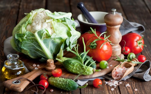 Image red tomato beside green vegetable and white garlic