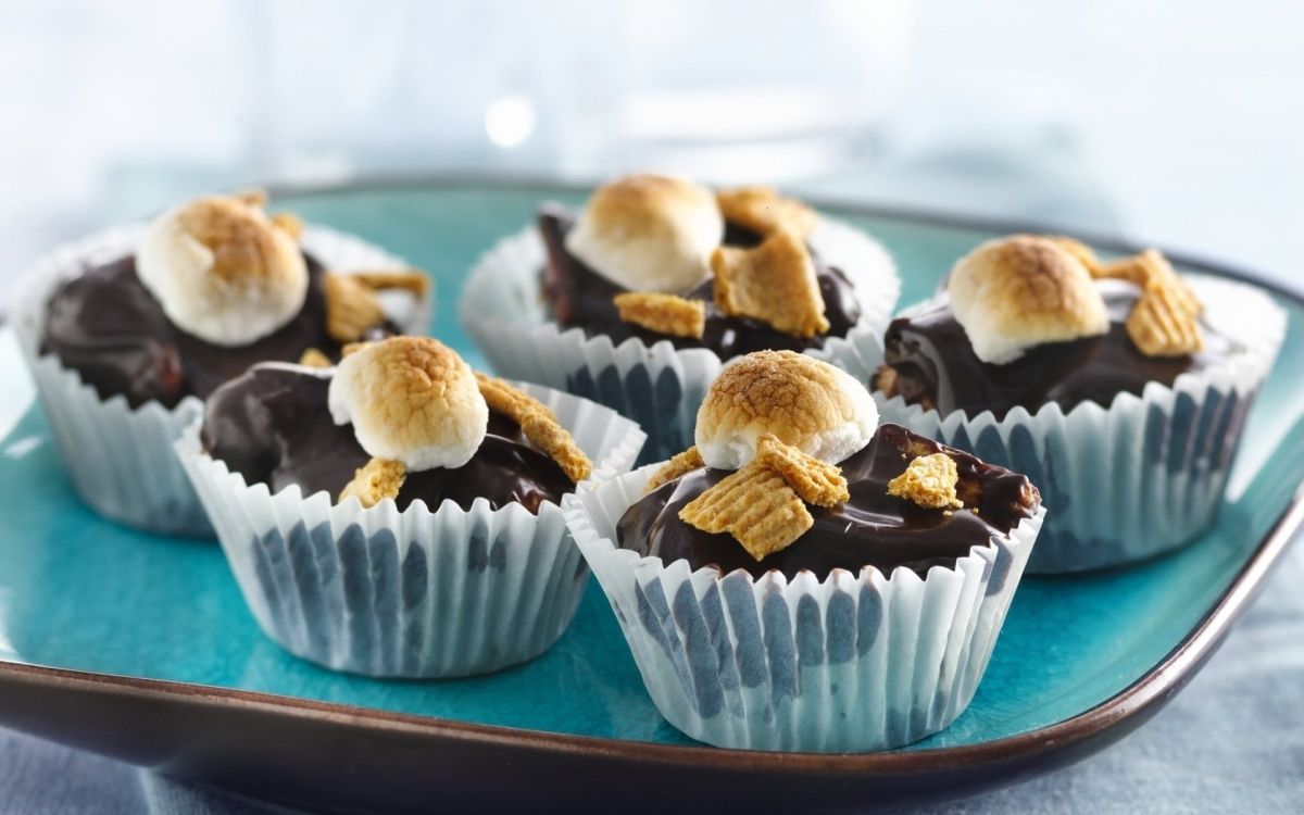 Cupcakes Auf Grünem Keramikteller. Wallpaper in 1920x1200 Resolution