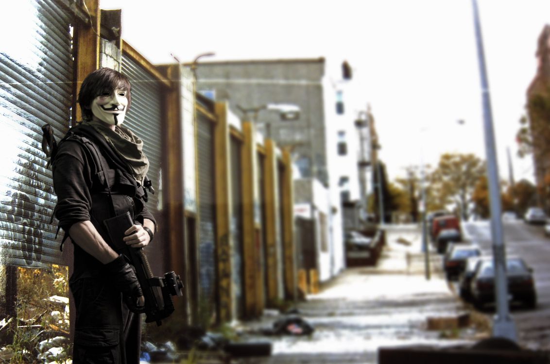 Frau in Schwarzer Jacke Mit Schwarzer DSLR-Kamera, Die Tagsüber Auf Dem Bürgersteig Steht. Wallpaper in 4928x3264 Resolution