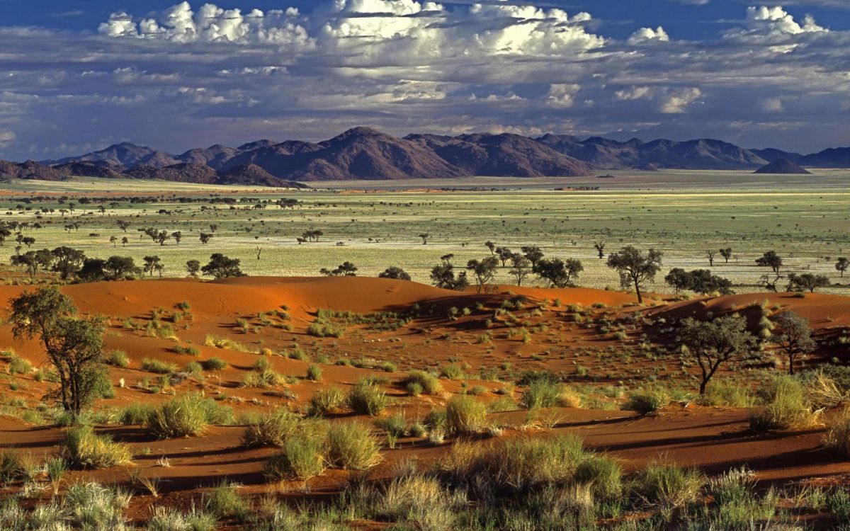 Braune Und Grüne Wiese in Der Nähe Von Bergen Unter Weißen Wolken Und Blauem Himmel Tagsüber Sky. Wallpaper in 2880x1800 Resolution
