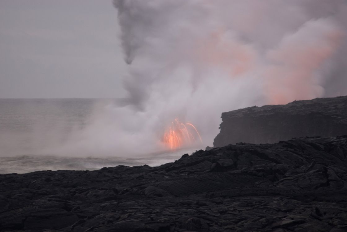 Meereswellen, Die Tagsüber Auf Schwarze Felsformationen Treffen. Wallpaper in 3200x2142 Resolution
