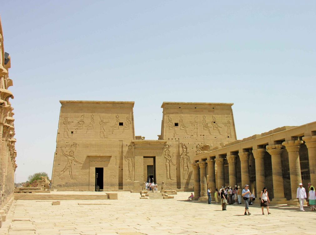 Leute, Die Tagsüber Auf Weißem Sand in Der Nähe Eines Braunen Betongebäudes Gehen. Wallpaper in 2884x2138 Resolution