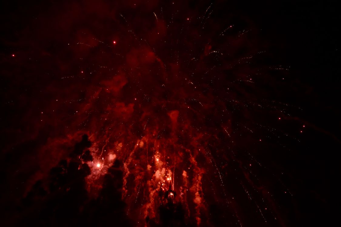 Red Fireworks in The Sky. Wallpaper in 6000x4000 Resolution