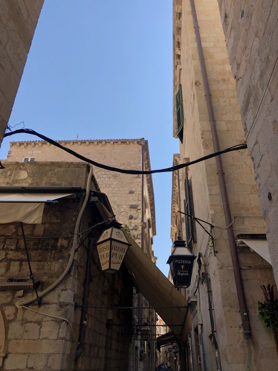 Wand, Infrastruktur, Nachbarschaft, Stadt, Street. Wallpaper in 1536x2048 Resolution