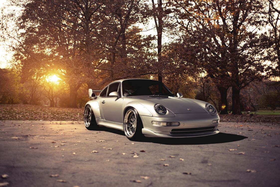 Porsche 911 Blanche Garée Près Des Arbres au Coucher du Soleil. Wallpaper in 2048x1367 Resolution