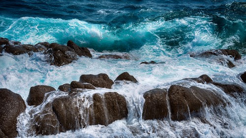 Image brown rocky shore with water waves during daytime