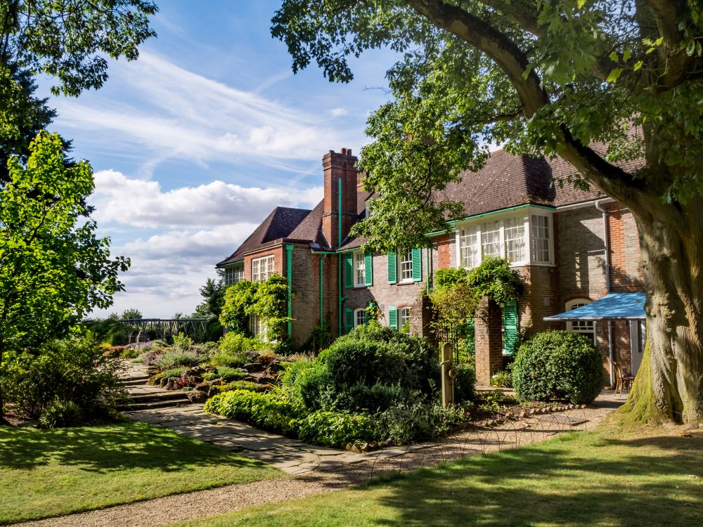 Casa de Hormigón Marrón y Blanco Cerca de Árboles Verdes Bajo un Cielo Azul Durante el Día. Wallpaper in 3000x2250 Resolution