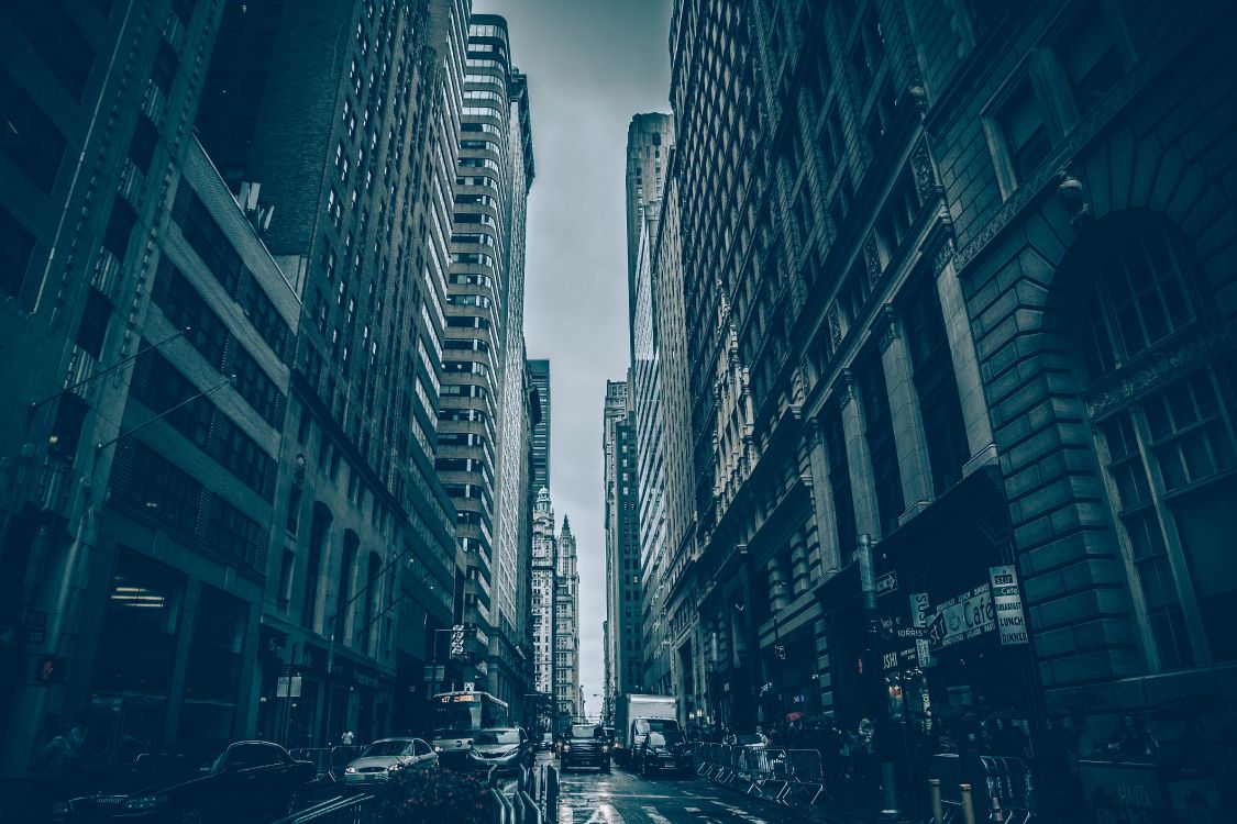 Graustufenfoto Von Autos Auf Der Straße Zwischen Hochhäusern. Wallpaper in 5760x3840 Resolution