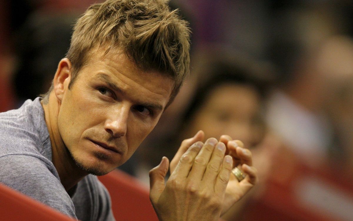 Mann im Blauen Rundhalshemd. Wallpaper in 2880x1800 Resolution