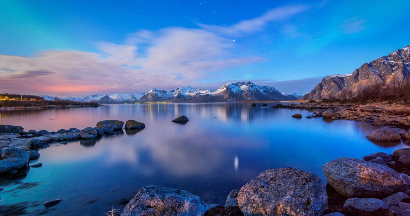 Lac Près de la Montagne Sous un Ciel Bleu Pendant la Journée. Wallpaper in 4096x2160 Resolution