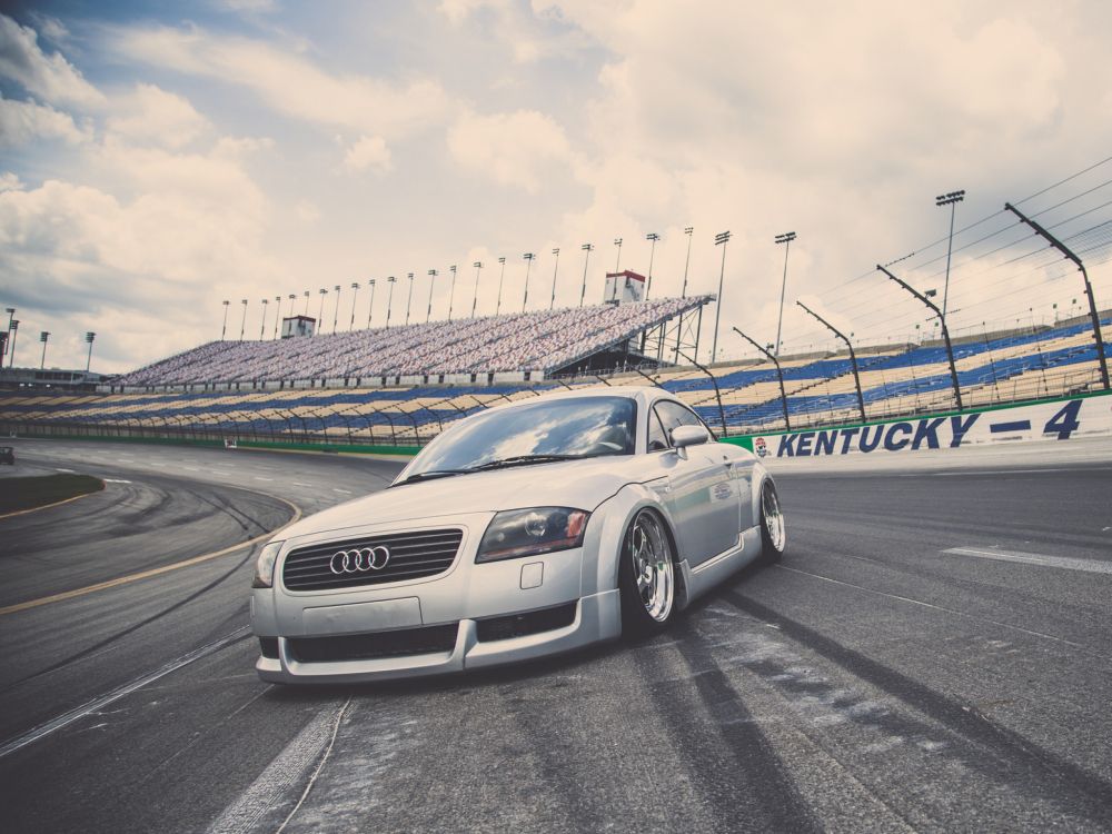 Bmw m 3 Blanche Sur Route. Wallpaper in 2048x1536 Resolution