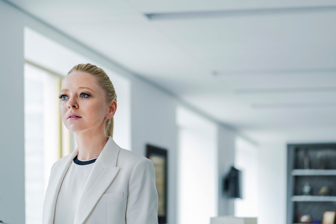 Femme en Blazer Blanc Debout. Wallpaper in 3000x2004 Resolution