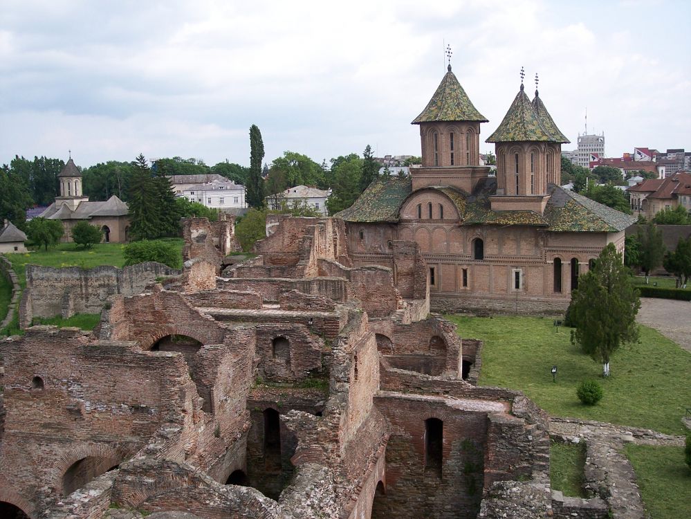 Braunes Betongebäude in Der Nähe Einer Grünen Wiese Tagsüber Field. Wallpaper in 2856x2142 Resolution