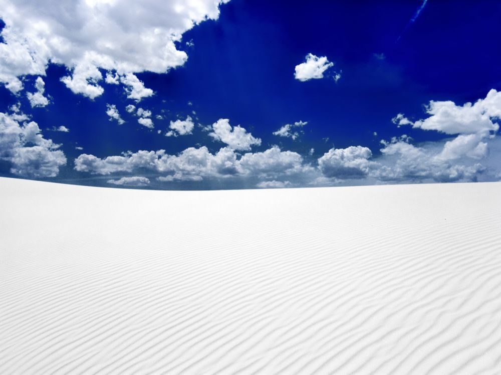 Weißer Sand Unter Blauem Himmel Und Weiße Wolken Tagsüber. Wallpaper in 1920x1440 Resolution