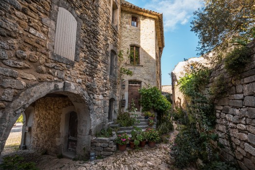 Wallpaper Brown Brick Building Near Green Trees During Daytime