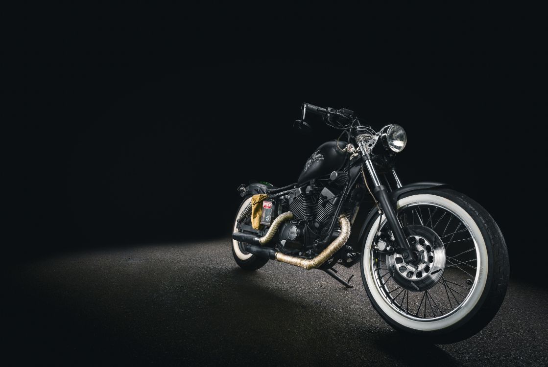 Schwarz-silbernes Cruiser-Motorrad. Wallpaper in 5653x3788 Resolution