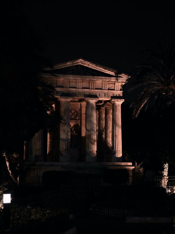 Untere Barrakka-Gärten, Louvre Museum, Mitternacht, Fassade, Farbtöne Und Schattierungen. Wallpaper in 4196x5595 Resolution