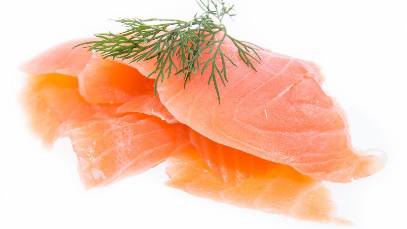 Planta Naranja y Verde Sobre Fondo Blanco.. Wallpaper in 5120x2880 Resolution