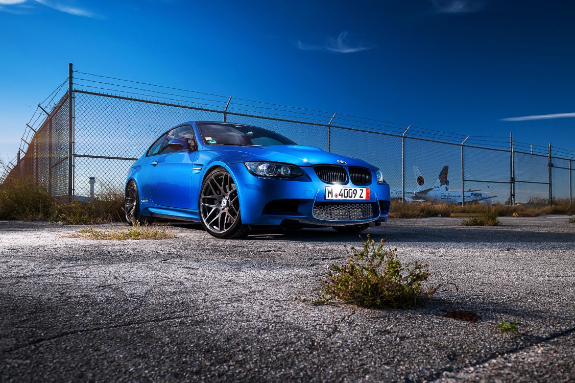 BMW m 3 Coupé Bleu Garé Sur Champ Brun Pendant la Journée. Wallpaper in 4132x2750 Resolution