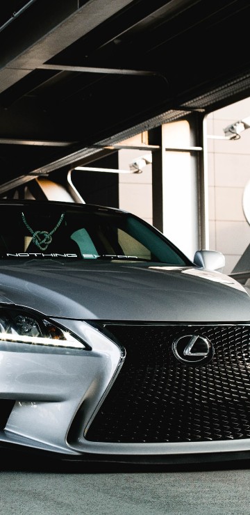 Image silver mercedes benz coupe parked in garage