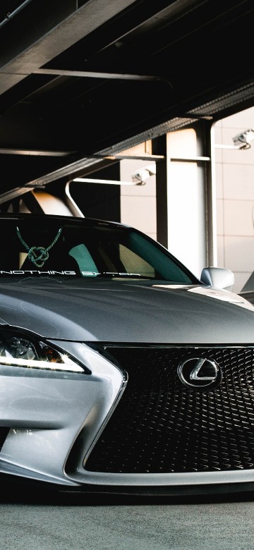 Image silver mercedes benz coupe parked in garage