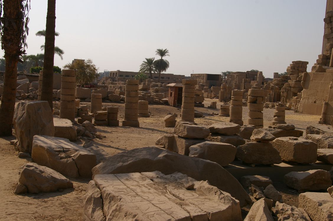 Formation Rocheuse Brune Pendant la Journée. Wallpaper in 3008x2000 Resolution