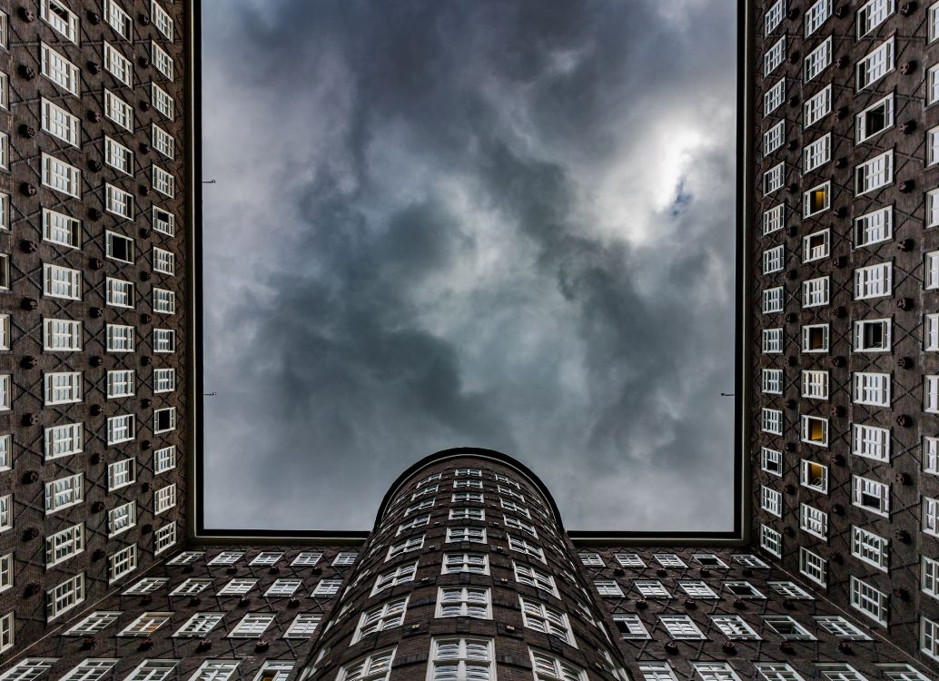 Edificio de Ladrillo Marrón Bajo Las Nubes Blancas y el Cielo Azul Durante el Día. Wallpaper in 5032x3648 Resolution