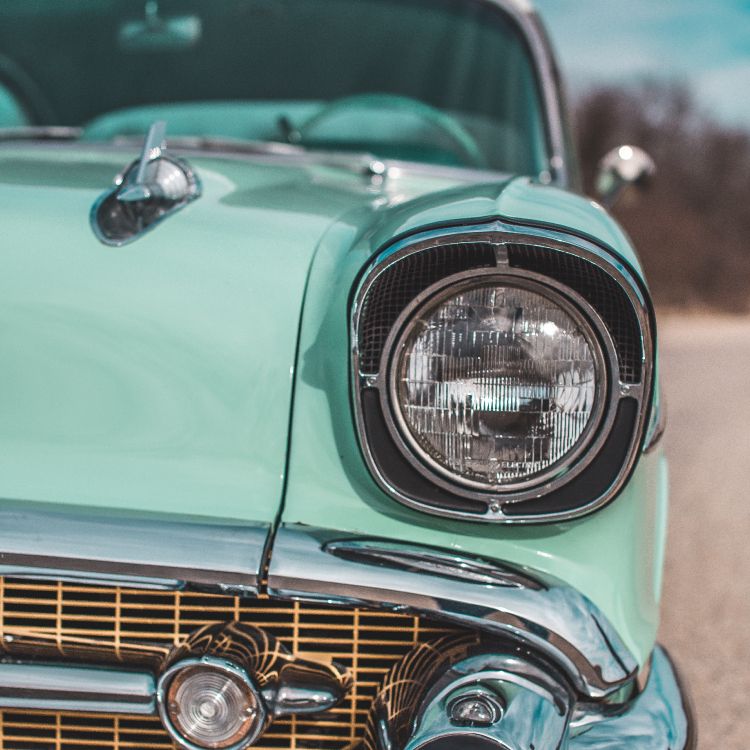 Voiture Verte Avec Lumière Blanche. Wallpaper in 3415x3415 Resolution