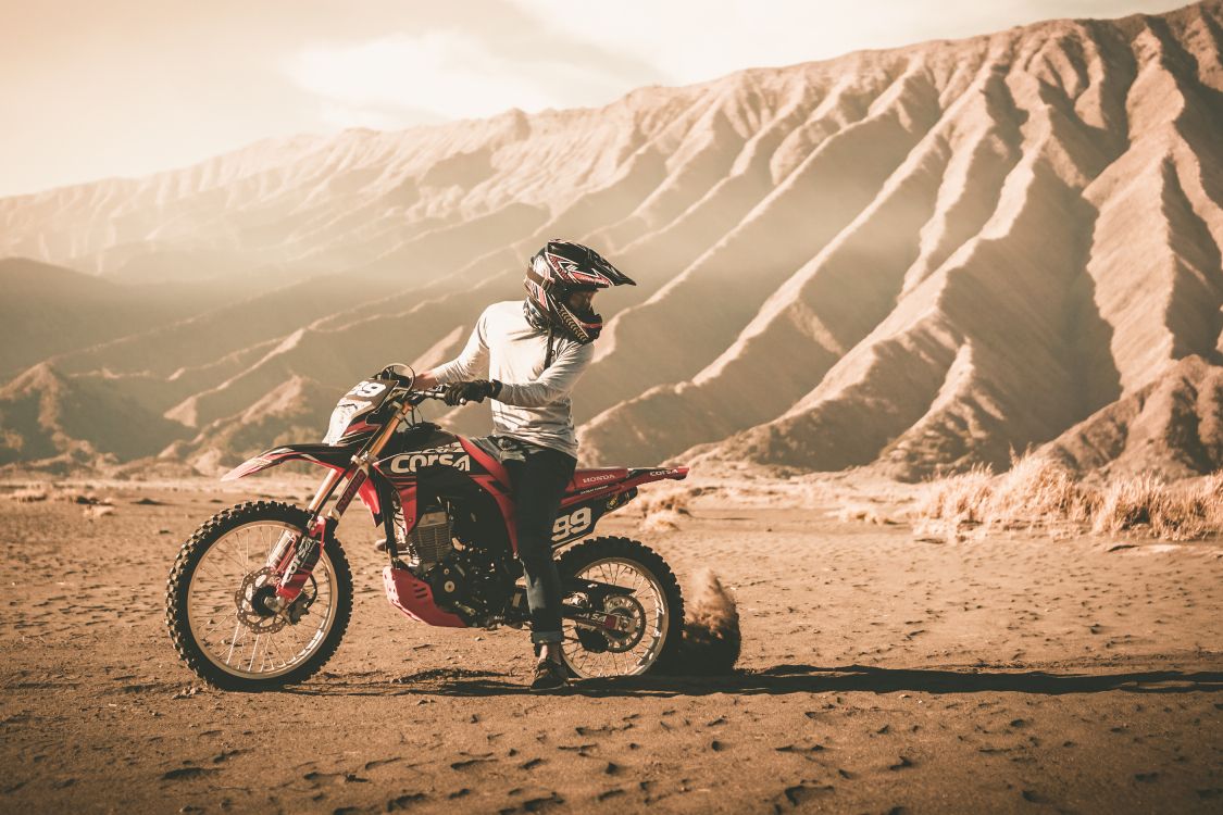 Hombre Montando Motocross Dirt Bike en Camino de Tierra Durante el Día. Wallpaper in 5064x3376 Resolution