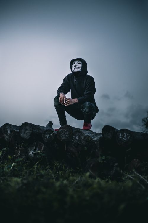 Hombre de Chaqueta Negra Sentado Sobre Una Roca. Wallpaper in 4160x6240 Resolution