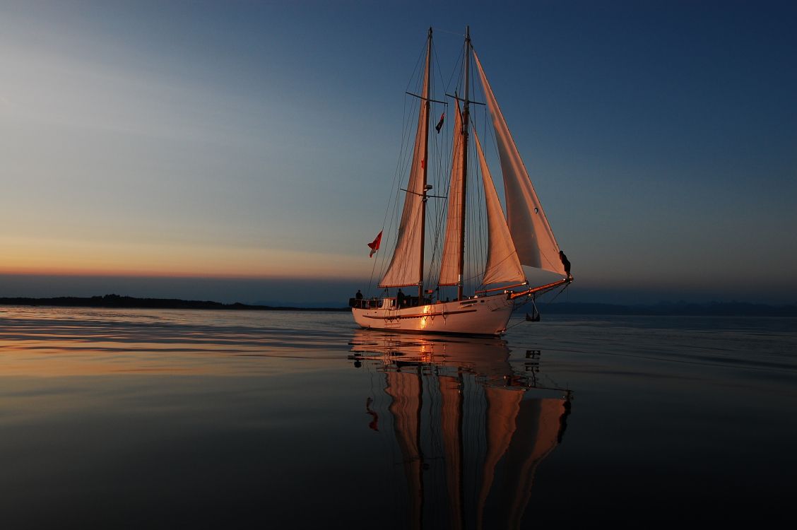 Weißes Segelboot Auf Dem Meer Bei Sonnenuntergang. Wallpaper in 3008x2000 Resolution