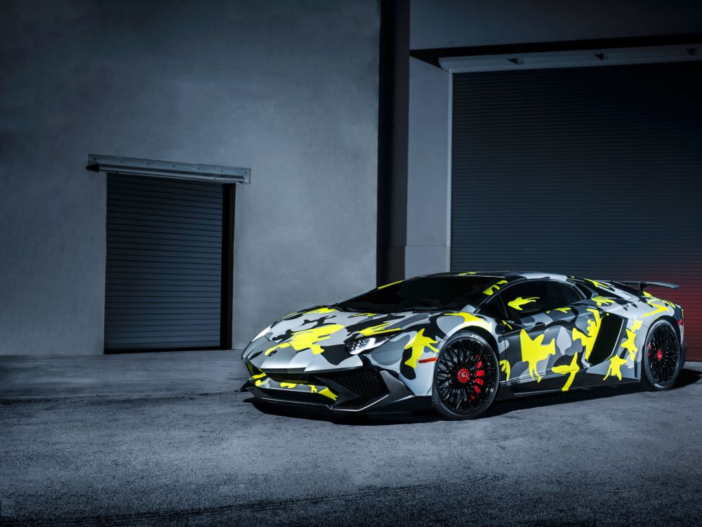 Schwarz-gelber Lamborghini Aventador. Wallpaper in 2048x1536 Resolution