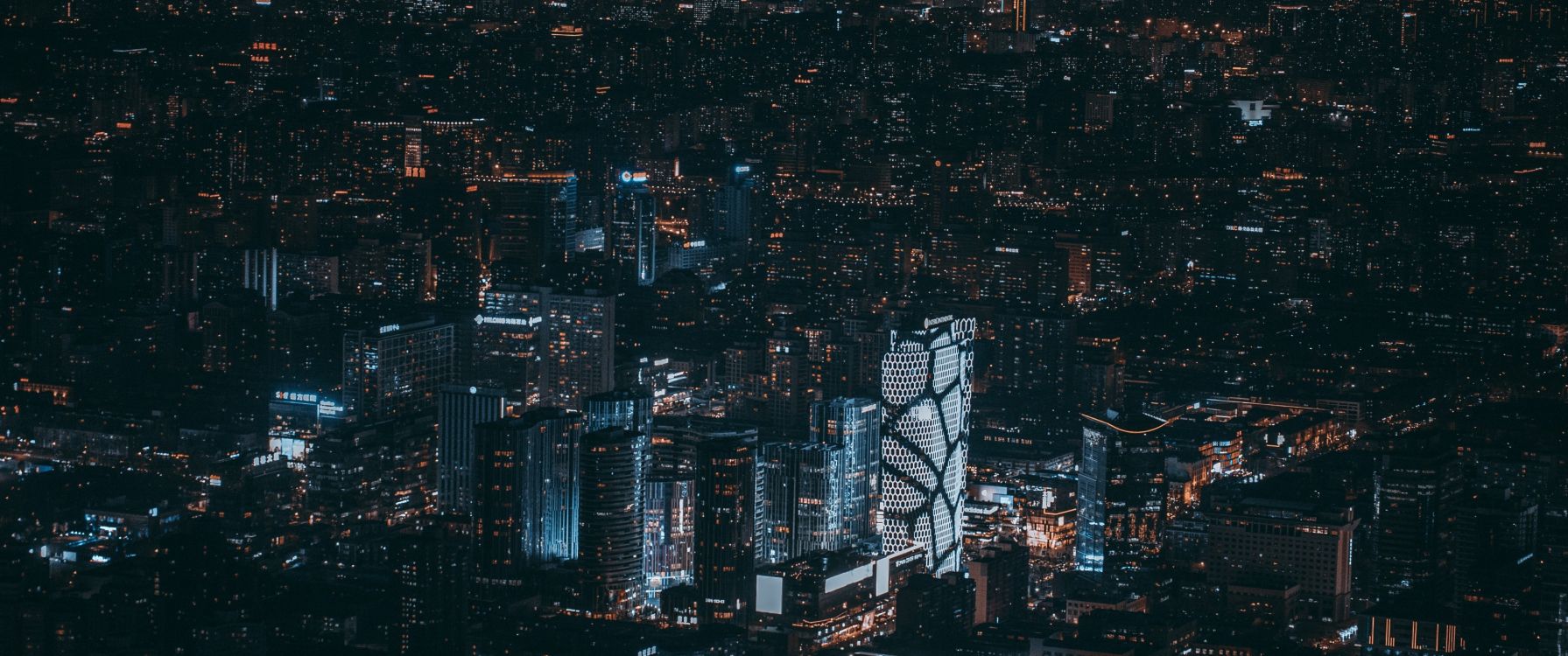 Vista Aérea de Los Edificios de la Ciudad Durante la Noche.. Wallpaper in 3440x1440 Resolution