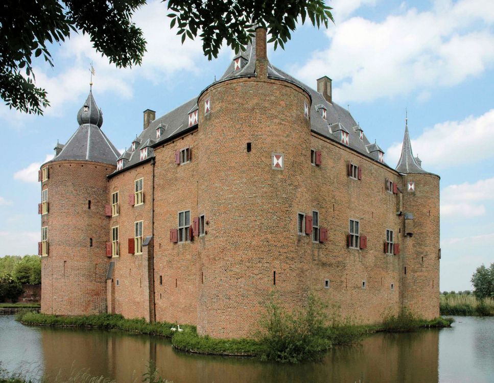 Braunes Backsteingebäude in Der Nähe Von Grünen Bäumen Und Fluss Tagsüber During. Wallpaper in 2589x2007 Resolution