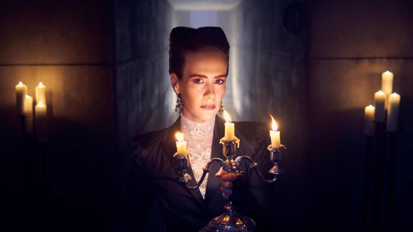 L'homme en Veste de Costume Noir Debout à Côté de Narguilé en Laiton. Wallpaper in 5120x2880 Resolution