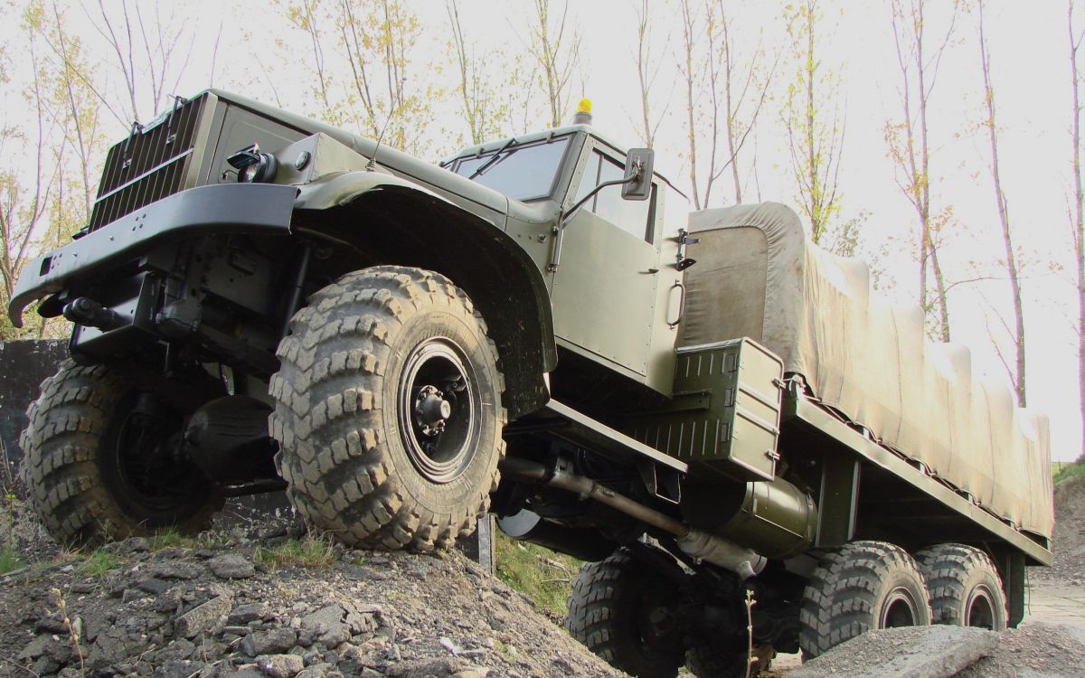 Weißer Und Schwarzer LKW Auf Grauer Schotterstraße Tagsüber. Wallpaper in 2560x1600 Resolution