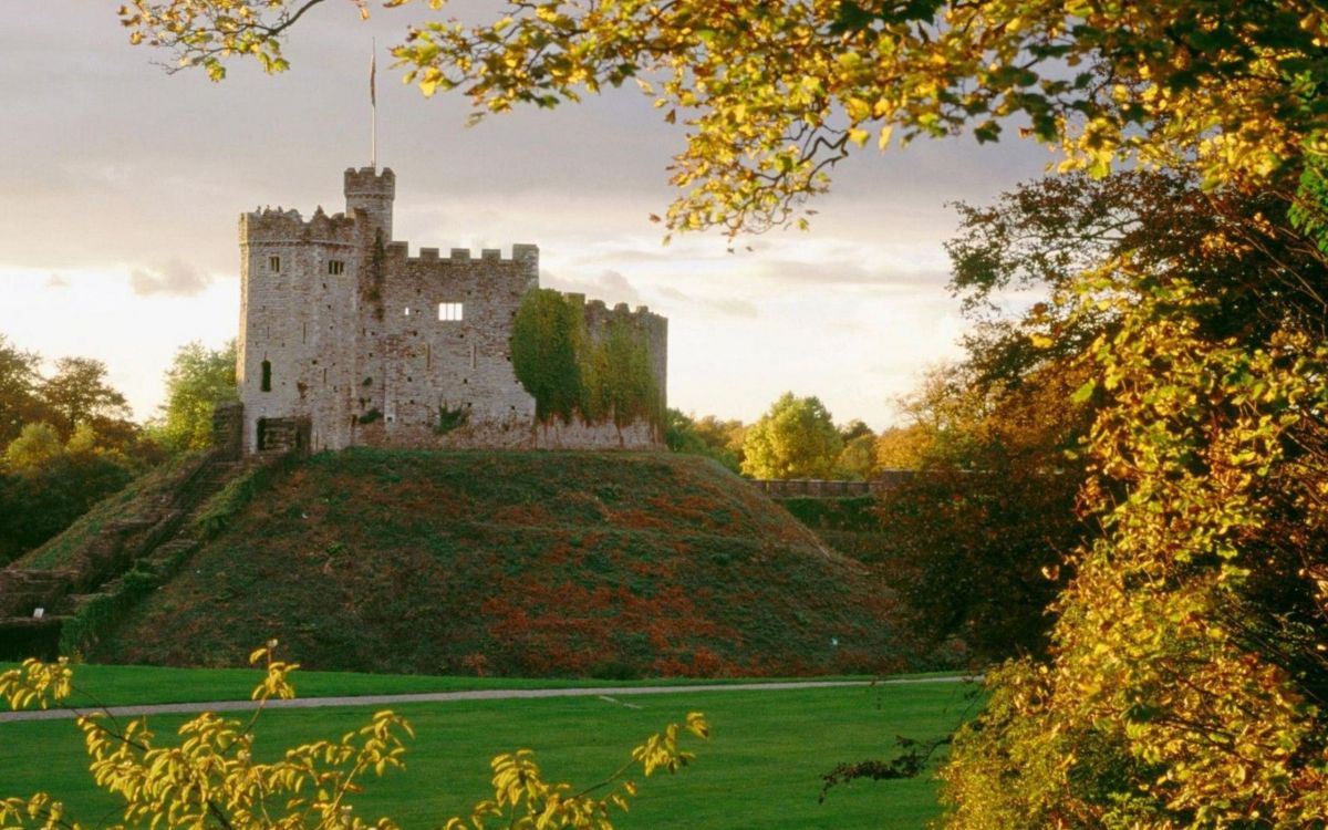 Château de Béton Gris Sur Terrain D'herbe Verte. Wallpaper in 2560x1600 Resolution
