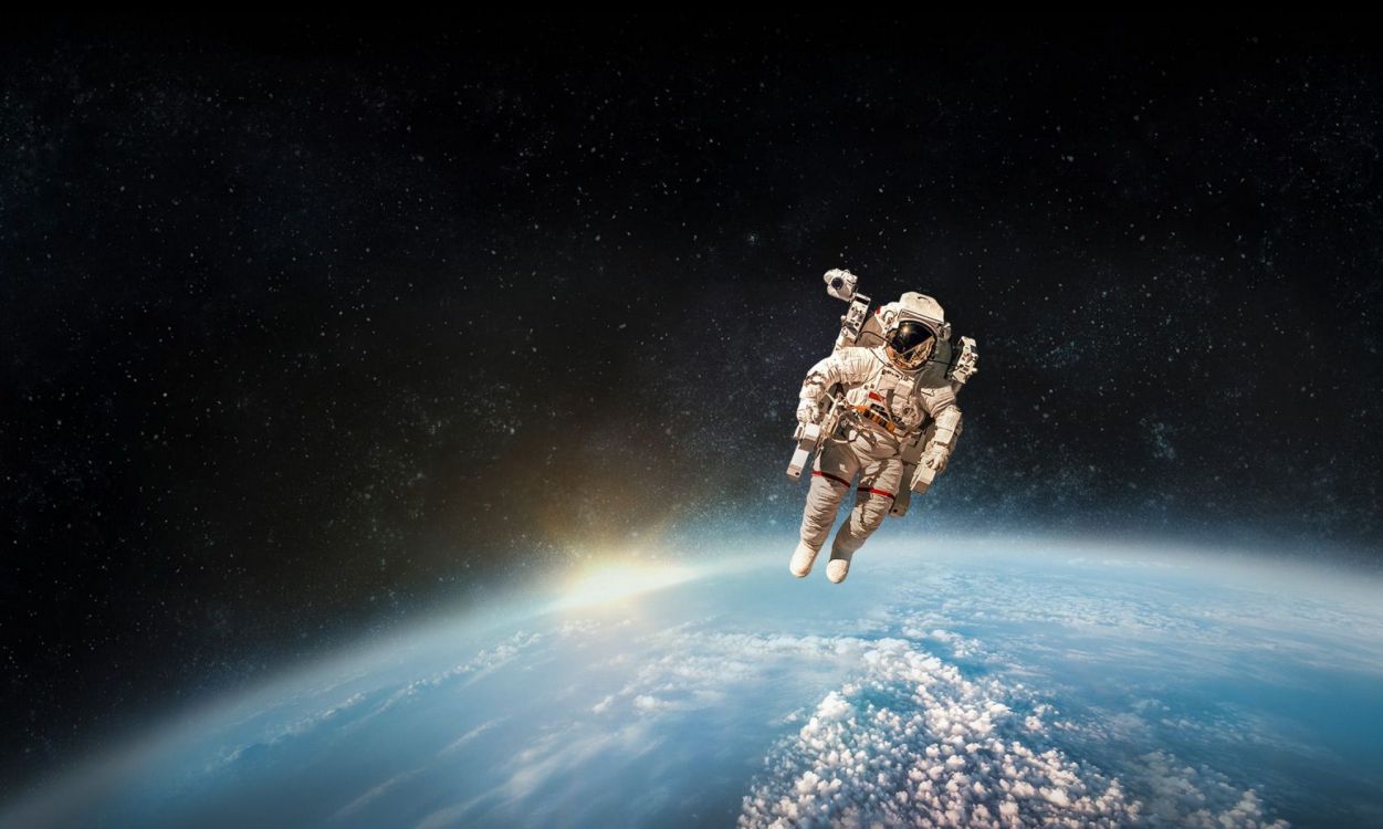 Mann im Braun-schwarzen Anzug Mit Schwarzem Helm Und Weißem Helm. Wallpaper in 2000x1199 Resolution